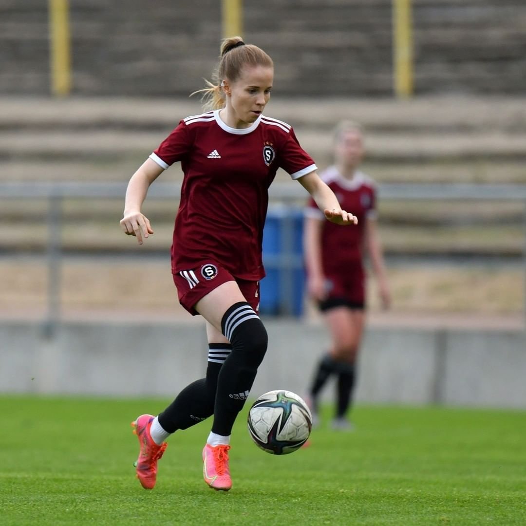 ? Kam o víkendu za fotbalem:

? tým | Poslední ligové utkání sehrají sparťanky v sobotu od 14:30 v Horních Heršpicích s Lokomotivou Brno. V součtu i s pohárem Sparta všechny čtyři vzájemné zápasy v této sezoně vyhrála, skóre činí 30:1. 

? tým | Brněnskou misi má před sebou také rezerva, která hraje v sobotu od 11:00 v Líšni. Líšeňské hráčky zažívají historickou sezonu, když jsou na třetím místě druhé ligy. Sparťanské fotbalistky jsou již jistými vítězkami soutěže. 

⚽ WU18 | Dorostenky se v předposledním kole utkají se Slováckem. Výkop je v sobotu ve 14:30 v TCM Strahov. Vítězství zajistí Spartě titul v 1. lize WU18. 

⚽ WU15 + WU13 | Žákovské týmy čeká v neděli v Satalicích duel s odvěkým rivalem. ACS WU15 hraje se Slavií od 10:00, WU13 od 12:00. 

#acsparta #holkytaky